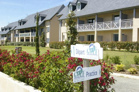 Property building, Patio, Restaurant/places to eat, Activities, Golfcourse, Breakfast, internet, internet