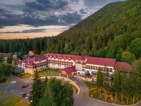 Property building, Spring, Day, Natural landscape, Bird's eye view, Summer, Mountain view, Location, Parking