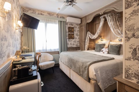 Bed, Coffee/tea facilities, Seating area, oven, air conditioner