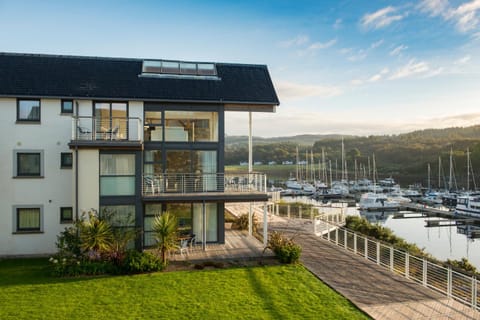 Property building, Day, Garden, Lake view