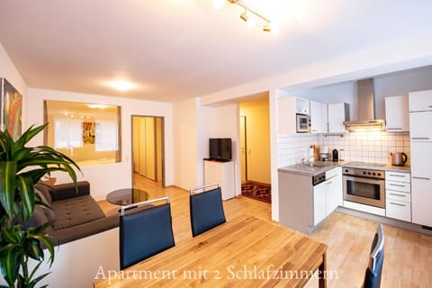 Kitchen or kitchenette, Dining area, oven