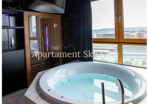 Jacuzzi Glass-House Central Station Apartment in Krakow