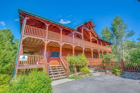 Property building, Patio, Facade/entrance, Natural landscape, Balcony/Terrace, Parking