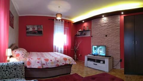 TV and multimedia, Photo of the whole room, Seating area, Bedroom