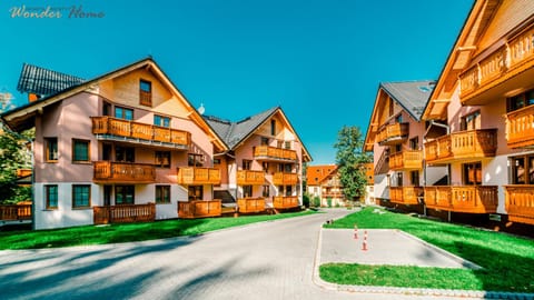 Property building, Day, Neighbourhood, Floor plan, Location, Parking