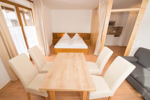 Photo of the whole room, Decorative detail