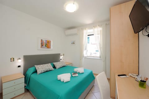 Bed, TV and multimedia, Bedroom, towels, air conditioner