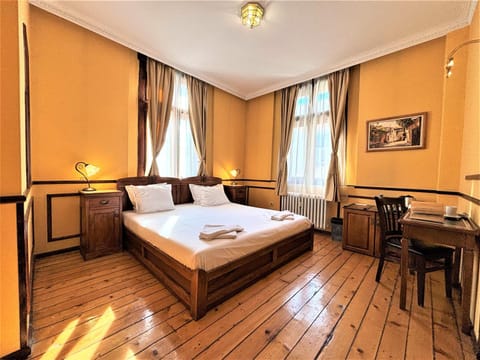 Bed, Photo of the whole room, Seating area, Bedroom