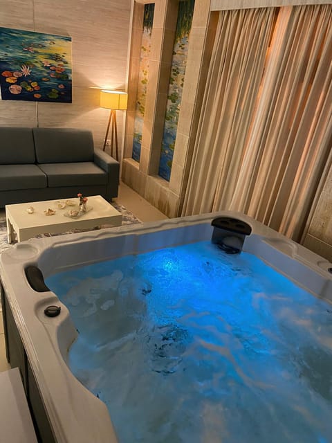 Hot Tub, Hot Tub, Seating area