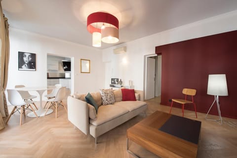 F3 Plein centre plage à 50 m (rue calme) parking possible Apartment in Saint-Raphael