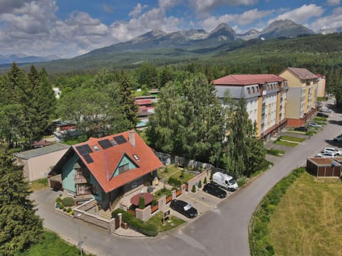 Neighbourhood, Natural landscape, Bird's eye view, Mountain view, Street view, Location, Parking
