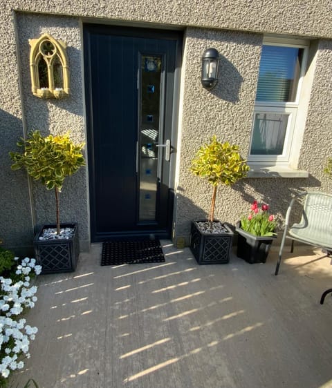 Property building, Patio, Facade/entrance