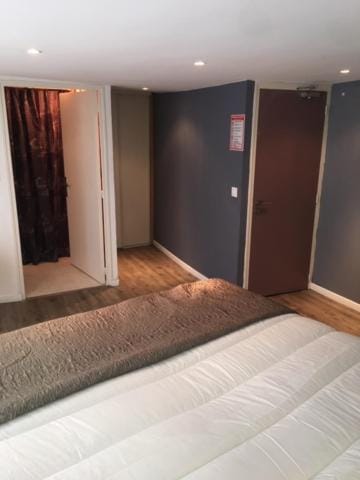 HOTEL HOVI DE LA MAIRIE Hotel in Aubervilliers