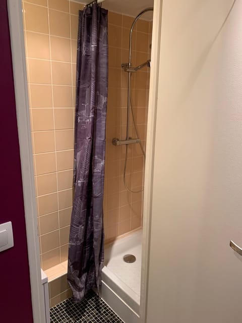 HOTEL HOVI DE LA MAIRIE Hotel in Aubervilliers