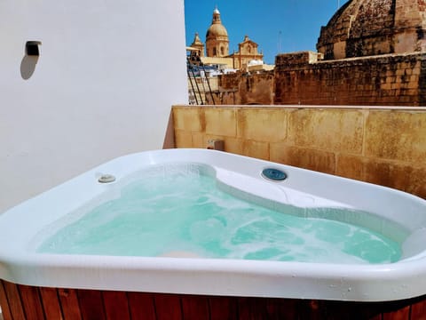 Hot Tub, View (from property/room), Balcony/Terrace, City view