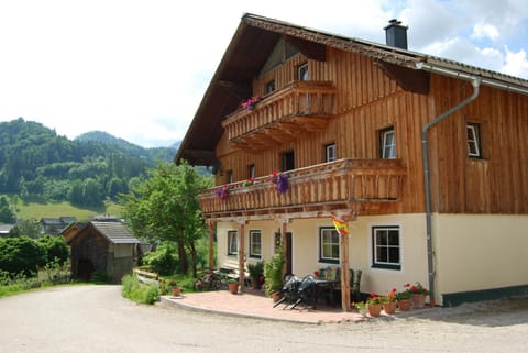 Nearby landmark, Restaurant/places to eat, Facade/entrance, Neighbourhood, Natural landscape, BBQ facilities, Garden, Horse-riding, Horse-riding, View (from property/room), Beach, Hiking, Animals, Pets, Garden view, Lake view, Mountain view, Street view, Area and facilities, Area and facilities, Supermarket/grocery shop, Shopping Area
