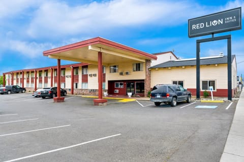 Property building, Day, Location, Parking
