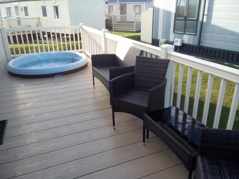 Premium Accomodation with Hot Tub, Tattershall Lakes Country Park Campground/ 
RV Resort in Tattershall