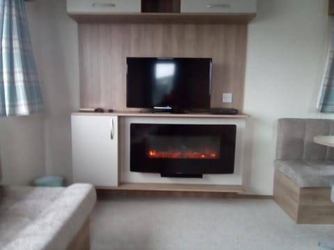 Premium Accomodation with Hot Tub, Tattershall Lakes Country Park Campground/ 
RV Resort in Tattershall