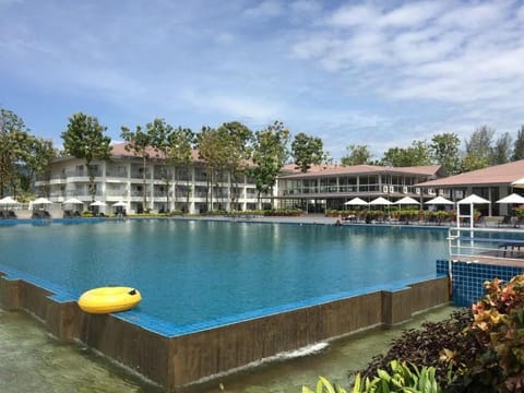 Restaurant/places to eat, Garden, Swimming pool