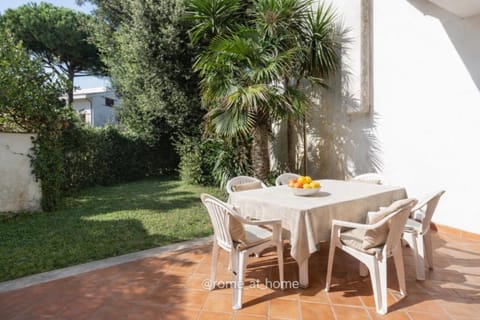 Villa summertime walking distance from the sea with garden Villa in Fregenae