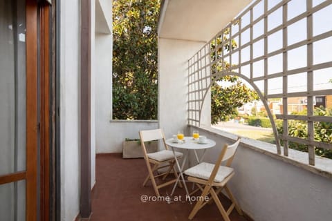Villa summertime walking distance from the sea with garden Villa in Fregenae