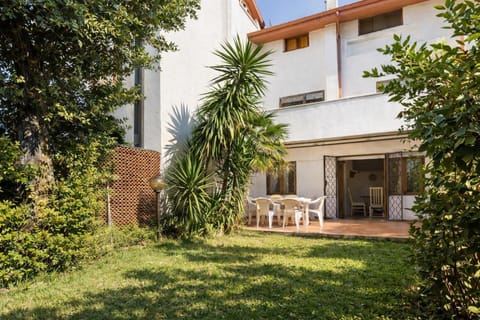 Villa summertime walking distance from the sea with garden Villa in Fregenae