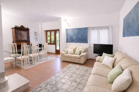 Villa summertime walking distance from the sea with garden Villa in Fregenae
