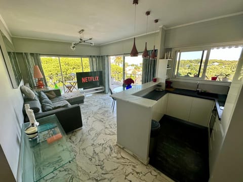 TV and multimedia, Kitchen or kitchenette, Living room, Seating area, Dining area