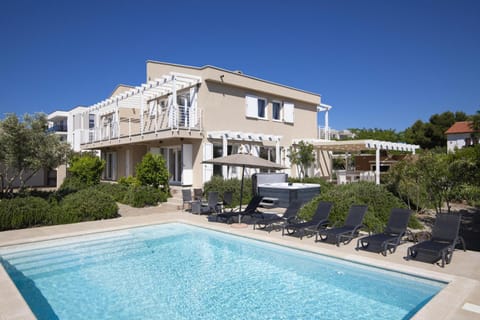 Property building, Day, Swimming pool, sunbed