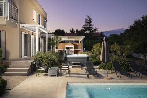 Property building, Swimming pool, sunbed