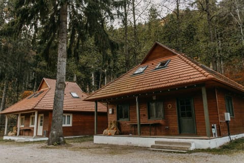 Shower, Facade/entrance, Natural landscape, Hot Tub, Bathroom, Living room, kitchen