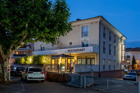 Property building, Restaurant/places to eat, Night, Neighbourhood, Street view