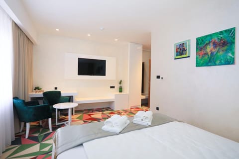 TV and multimedia, Seating area, Bedroom