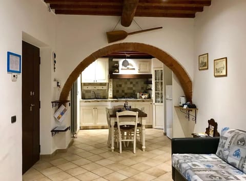 Kitchen or kitchenette, Living room, Seating area, Dining area