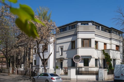 Property building, Neighbourhood