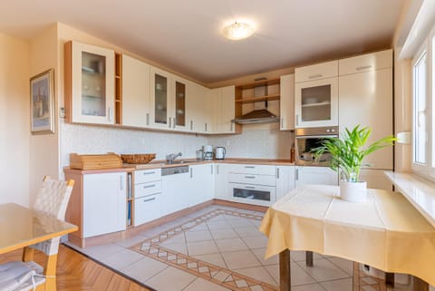 Kitchen or kitchenette, Communal kitchen