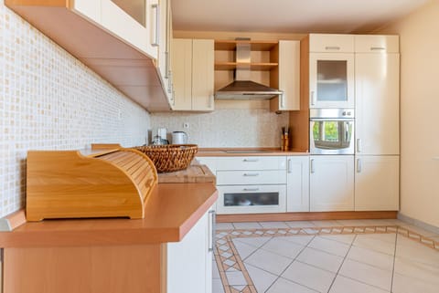 Kitchen or kitchenette, Communal kitchen