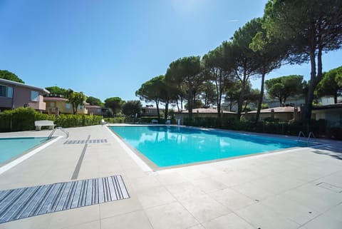Property building, Balcony/Terrace, Swimming pool, Swimming pool