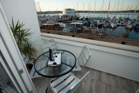 Balcony/Terrace, Street view