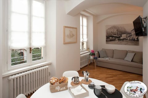 Living room, Dining area, Inner courtyard view