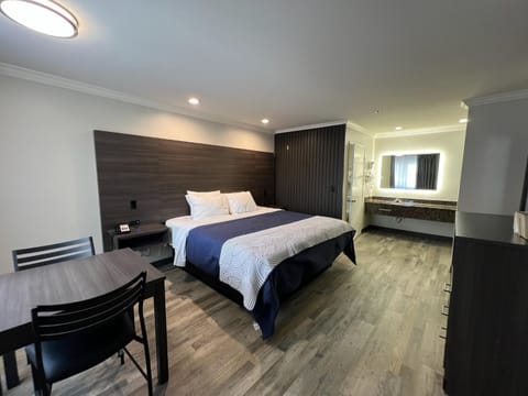 Bed, Photo of the whole room, Seating area, Bedroom