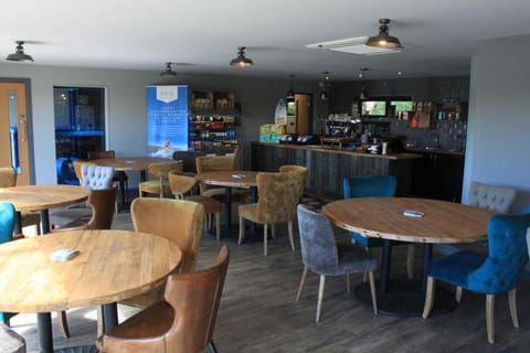 Restaurant/places to eat, Lounge or bar