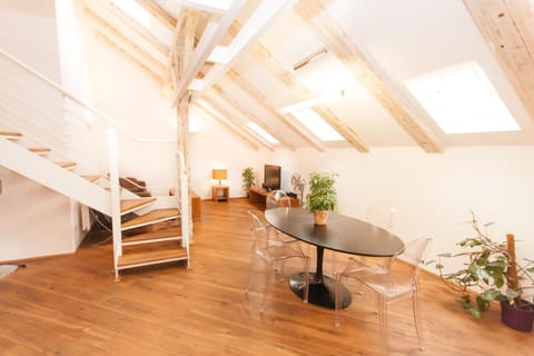 Day, Dining area