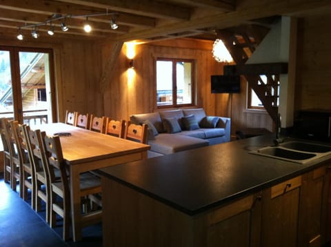 TV and multimedia, Coffee/tea facilities, Kitchen or kitchenette, Living room, Decorative detail, Seating area, Dining area