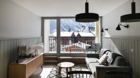 TV and multimedia, Balcony/Terrace, Living room, Mountain view
