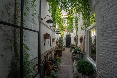 Facade/entrance, Neighbourhood