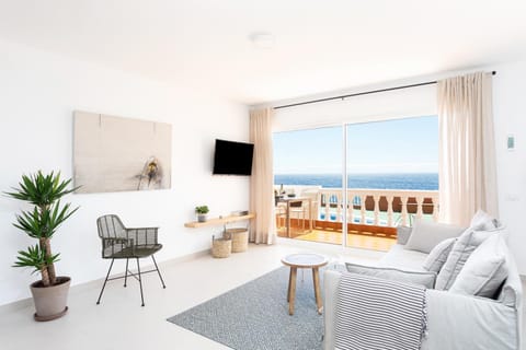TV and multimedia, Balcony/Terrace, Living room, Pool view, Sea view, Swimming pool, Swimming pool