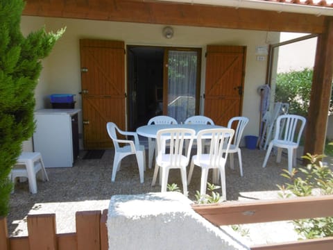 Patio, Day, Dining area