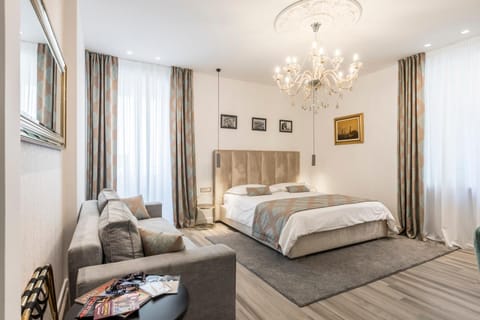 Bed, Seating area